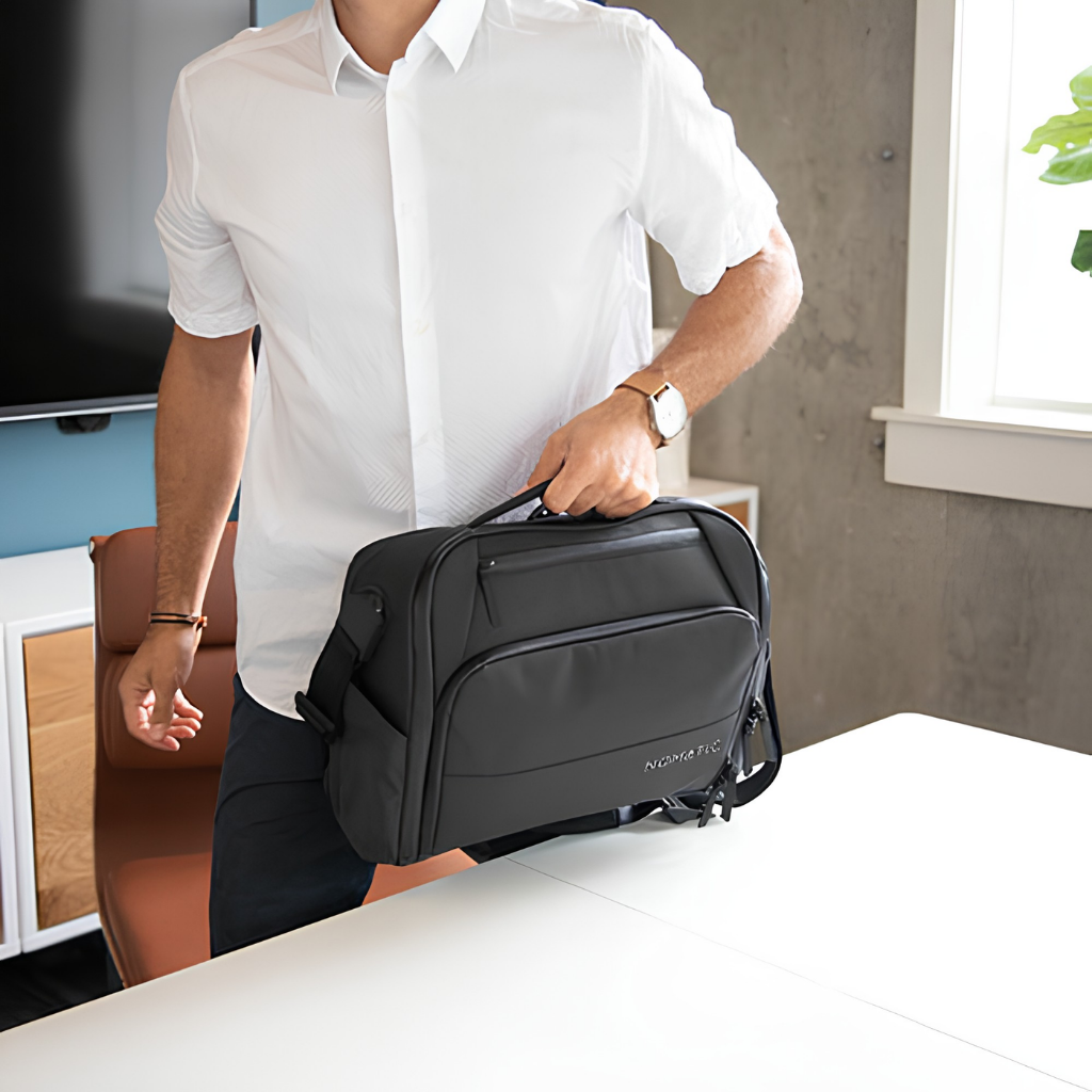 Nomatic Messenger Bag 15L